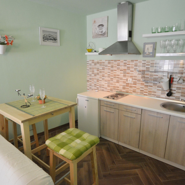 Kitchen, De Amicis Apartment, Nautilus Travel Agency Rovinj